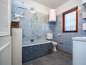 Combined shower/bathtub, towels - Amazing Holiday Home With Swimming Pool and Outdoor Kitchen ! (Rovinj)