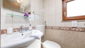 House | Bathroom | Shower, towels