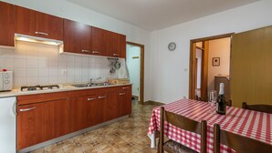 Casa | Cocina privada | Cafetera y tetera, refrigerador, microondas y parrilla de estufa 