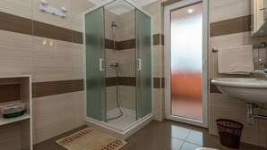 Casa | Baño | Regadera y toallas 