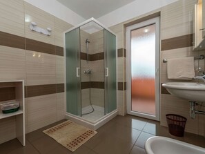 House | Bathroom | Shower, towels