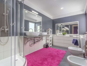 Cottage | Bathroom | Hair dryer, towels