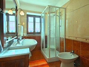 House | Bathroom | Shower, towels