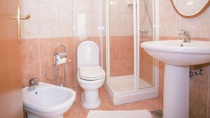 Bathroom - Nice Apartment Mareonda With Balcony With Forest and sea View in the Distance (Rovinj)