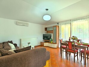 Living room - Nice Detached House on the Outskirts of Rovinj Near the Beach (Rovinj)