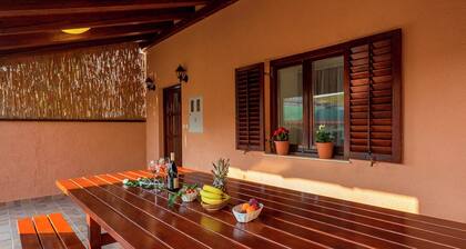 Family Holiday Home With Beautiful Garden and Playgroung With Covered Grill Area