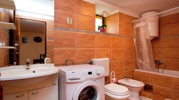 Combined shower/tub, towels