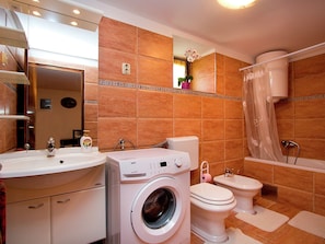 Combined shower/tub, towels - Family Holiday Home With Beautiful Garden and Playgroung With Covered Grill Area (Barban)
