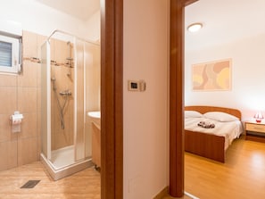 Apartment | Bathroom | Shower, towels