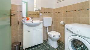 Villa | Bathroom | Shower, hair dryer, towels - Comfortable Holiday House Gianni for up to 4 Persons (Fazana)