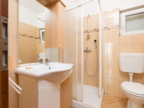 Apartment | Bathroom | Shower, towels