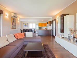 Living room - Detached House With Garden, Pool, Near Pula and Beach, Restaurant at 100 m (Fazana)