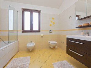 Combined shower/bathtub, towels - Detached House With Garden, Pool, Near Pula and Beach, Restaurant at 100 m (Fazana)