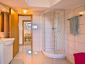 Villa | Bathroom | Combined shower/tub, towels