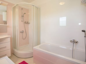 House | Bathroom | Bathtub, towels