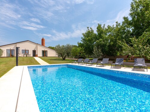 Single Storey Villa for 4 Persons with Private Pool near Pula & Beach