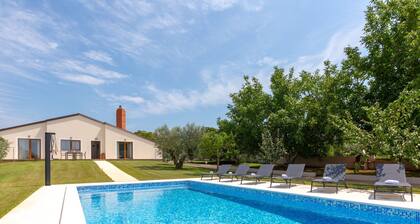 Single Storey Villa for 4 Persons with Private Pool near Pula & Beach