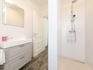 Villa | Bathroom | Shower, towels