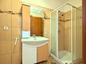 Apartment | Bathroom | Shower, towels