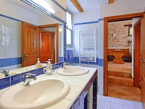 House | Bathroom | Shower, towels