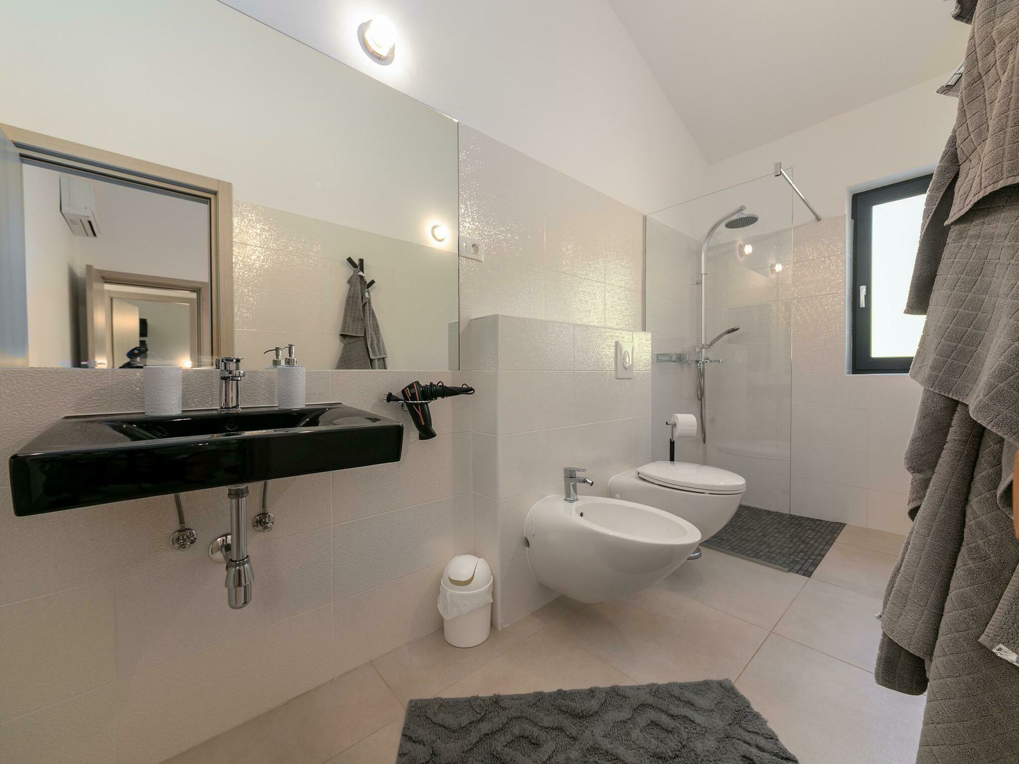 Villa | Bathroom | Shower, towels