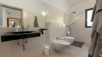 Villa | Bathroom | Shower, towels