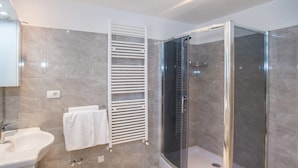 Shower, towels - Spacious Apartment in Labin With Barbecue (Rasa)