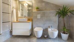 Cottage | Badkamer | Een douche, handdoeken