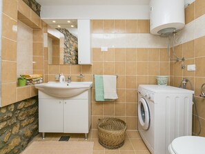 House | Bathroom | Shower, towels