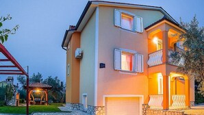 Exterior - Spacious Apartment near Sea in Labin (Rasa)