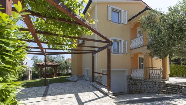 Exterior - Spacious Apartment near Sea in Labin (Rasa)