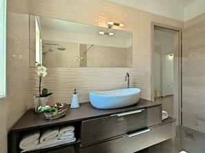 Apartment | Bathroom | Shower, towels