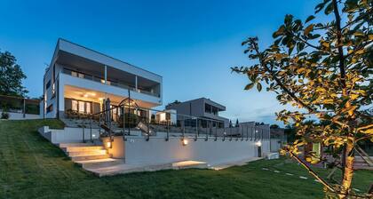 Villa With Swimming Pool, Play Area, Volleyball Court, Table Football, Near Labin