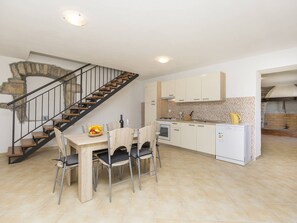 Wasserkocher mit Kaffee-/Teezubehör, Kühlschrank, Ofen, Geschirrspüler