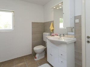 House | Bathroom | Shower, towels