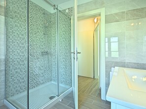 Villa | Bathroom | Combined shower/tub, towels
