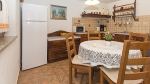 Espressomaschine, Kühlschrank, Mikrowelle, Ofen