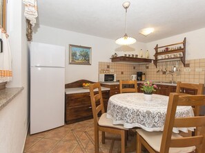 Espressomaschine, Kühlschrank, Mikrowelle, Ofen