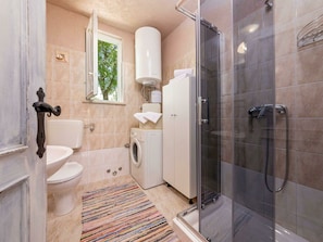 House | Bathroom | Shower, towels