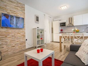 Wasserkocher mit Kaffee-/Teezubehör, Kühlschrank, Mikrowelle, Ofen