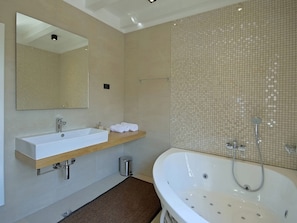 Villa | Bathroom | Shower, towels