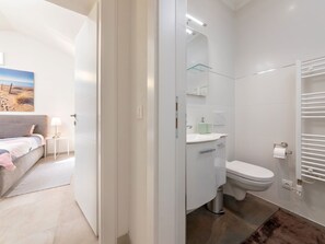 Villa | Bathroom | Shower, towels