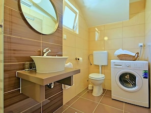 House | Bathroom | Shower, towels