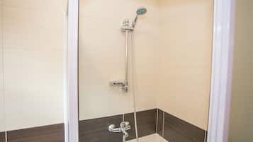Cottage | Bathroom | Shower, towels
