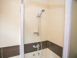 Cottage | Bathroom | Shower, towels