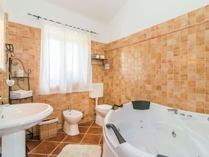 Cottage | Bathroom