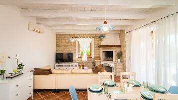 Cottage | Living room | Fireplace