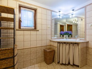 Cottage | Bathroom | Shower, towels
