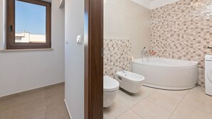 Vila | Kamar mandi | Kombinasi shower/bathtub dan handuk