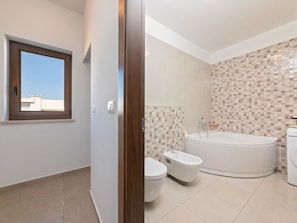Villa | Bathroom